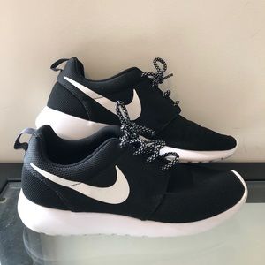 Nike Roshe One Shoes Women’s Size 8.5